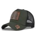 Groene mesh truckerpet met bruine lederen tractor patch, stijlvolle zomerse baseballcap. - Legergroen Zwart Mesh