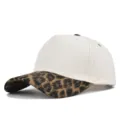 Vista dettagliata del berretto da baseball a 5 pannelli con visiera leopardata alla moda. - Regolabile / Stampa leopardata