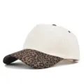Primo piano del classico cappellino da baseball a 5 pannelli con visiera leopardata. - Regolabile / Piccola stampa leopardata