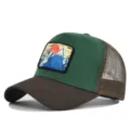 Ansicht der grün-braunen Trucker-Cap mit einem dekorativen Berg-und-Sonnenaufgang-Patch. - Verstellbar / Kaffee & Grün