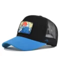 Nahaufnahme Detail der schwarz-blauen Mesh-Trucker-Mütze mit Berg-Sonne-Aufnäher. - Verstellbar / Blau & Schwarz