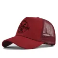 Gorra de béisbol trucker de malla Yellowstone burdeos con visera curva transpirable. - Ajustable / CP720-2 Rojo vino