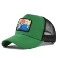 Nahaufnahmedetail der grünen Trucker-Cap mit Berglandschaft Aufnäher und Netzrücken. - Verstellbar / Grün