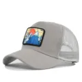Graue Mesh-Baseballcap mit stilvollem Berg- und Sonnen-Bestickungsaufnäher vorne. - Verstellbar / Hellgrau