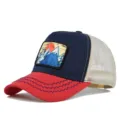 Nahaufnahme der blauen und roten Mesh-Baseballkappe mit Bergestickerei im Detail. - Verstellbar / Rot Marine mit Stickerei