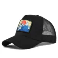 Klassische schwarze Trucker-Cap mit Mesh-Rücken und Berg-Sonne-Aufnäher für den Sommer. - Verstellbar / Schwarz