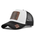 Klassieke trucker pet in zwart en wit met ademende mesh en stijlvolle leren patch. - Zwart Wit Contrast Zwart Gaas
