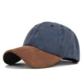 Detailansicht der Baseballkappe mit gewaschener Denimkrone und braunem Wildlederschirm. - Verstellbar / Blau Grau Und Braun
