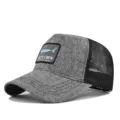 Graue Mesh Baseballkappe Detailansicht mit Haifisch Stickerei Aufnäher und atmungsaktivem Design. - CM715-7 Melange-Grau mit schwarzem Netz / Verstellbar
