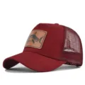 Gorra de béisbol de malla burdeos con parche de tiburón, ideal para protección solar de verano. - Ajustable / Burdeos