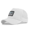 Detailaufnahme der weißen Trucker Cap mit gesticktem Haifisch-Aufnäher und atmungsaktivem Netzteil. - CM715-9 Weiß / Verstellbar