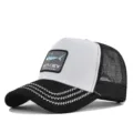 Schwarz-weiße Trucker Cap mit Mesh-Rücken, gebogenem Schirm und besticktem Haifisch-Patch. - CM715-13 Schwarz-Weiß-Stickgarn / Verstellbar