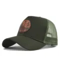 Vista detallada de la gorra trucker verde con parche de cuero Maine y malla transpirable. - Verde Militar