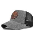 Gorra de béisbol de malla gris con parche de cuero marrón y diseño de Maine para protección solar. - Gris Vigoré y Malla Negra