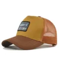 Detailansicht der braun-beigen Mesh-Trucker-Kappe mit Haifisch-Aufnäher und Schirmdetails. - CM715-20 Hellkaffee & Karamell gespleißt / Verstellbar