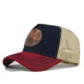 Vista detallada de la elegante gorra trucker con parche de cuero MAINE y malla en la parte trasera. - Contraste Vino Marino Malla Beige