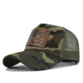 Detailansicht der Camouflage Mesh Baseballkappe mit einem edlem Tiger Lederaufnäher. - Camouflage