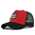 Nahaufnahme der rot-schwarzen Mesh-Baseballkappe mit Hai-Aufnäher und feiner Stickerei. - CM715-22 Schwarz & Rot gespleißt mit schwarzem Faden / Verstellbar