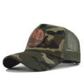 Primer plano de gorra de camuflaje con parche de cuero detallado y diseño de faro. - Camuflaje