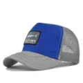 Blau-graue Mesh-Trucker-Cap im Detail mit besticktem Haifisch-Patch und geschwungener Krempe. - CM715-24 Lichtgrau & Blau mit großem Stickgarn / Verstellbar