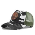 Vista detallada de la gorra de camuflaje con parche de cuero grabado y malla verde. - Camuflaje blanco