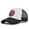 Vista detallada de la gorra trucker con parche de cuero negro y blanco para verano. - Contraste Negro Blanco Malla Negra