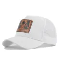 Witte mesh honkbalpet met stijlvolle bruine lederen patch en mooi bergenontwerp erop. - Wit