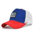 Nahaufnahme Detail der Trucker Baseballkappe mit gesticktem Hai-Patch und Mesh-Rückseite. - CM715-29 Leuchtendes Rot Königsblau Weiß Netz / Verstellbar
