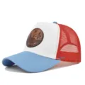 Vista detallada de la gorra de béisbol de verano con malla, parche de cuero y diseño transpirable. - Contraste Celeste Blanco Malla Roja