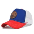 Vista detallada de la gorra trucker Maine de cuero, con panel frontal azul y malla. - Rojo y Azul Real (Malla Blanca)
