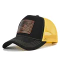 Nahaufnahme des schwarz-gelben Trucker-Hutes mit einem detaillierten Tiger-Lederaufnäher. - Schwarz mit Gelbem Netz