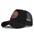 Gorra de camionero negra clásica con parche de cuero y diseño de faro para el verano. - Negro