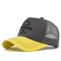 Gorra trucker amarilla con visera amarilla, malla trasera gris y logo estampado Yellowstone. - Ajustable / CP720-19 Amarillo y gris