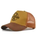 Gorra trucker clásica Yellowstone Ranch con parte trasera de malla transpirable y logotipo frontal. - Ajustable / CP720-20 Café claro y caramelo