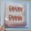 Detalle de uñas postizas hechas a mano con degradado rosa perlas y elementos de concha. - 10 Piezas con Caja Flotante / Rosa Degradado Ojo del Océano