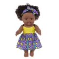 Primer plano detallado de una linda muñeca bebé africana con cabello afro rizado y vestido. - Amarillo Impresionista Tie-Dye (Q12-012C) / Muñeca de 30 cm