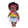 Primer plano detalle de la muneca reborn negra de 30cm con pelo afro y un atuendo bonito. - Top Con Hombros Caídos De Dona Tie-Dye (Q12-005C) / Muñeca de 30 cm