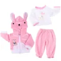 Vista dettagliata dei vestiti per bambole reborn 22 pollici, felpa con cappuccio rosa. - Felpa Con Cappuccio Con Coniglio Rosa E Pantaloni Completo Tre Pezzi (Q22-034) / Adatto per Bambole da 22 Pollici
