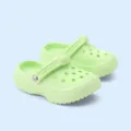 Dettaglio di mini zoccoli verdi, simpatico giocattolo per animali e pratico accessorio. - Verde