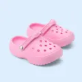 Vista dettagliata dei mini zoccoli rosa, scarpe giocattolo per animali e accessori per bambole. - Rosa