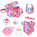 Dettaglio accessori bambola con borsa stampa acquerello colorata, bavaglino e set. - Zaino Cura Neonato Set da Otto Pezzi (DP-250) / Bambola Non Inclusa