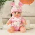 Primo piano dettagliato della simpatica bambola in vinile da 30 cm con cappellino e vestiti. - Stile Orso Rosa / Versione silenziosa da 30 cm