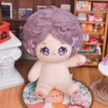 Niedliches 20cm Baumwoll Plueschpuppen Detail, flauschiges lila lockiges Haar und grosse Augen. - Xiao Ran (Lila flauschiger Stil)