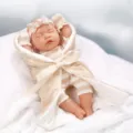 Poupée reborn bébé de 12 pouces avec tenue rayée mignonne et couverture emmaillotée. - Ensemble Bébé Simulation (Q14-23005C) / Comprend une Poupée et un Sac de Couchage / Rayures Brunes