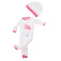 Detailansicht des weißen Puppen-Stramplers mit Flamingo-Druck und passendem rosa Mützchen-Set. - Flamingo Set (Q18-319) / Passend Für 43cm Puppen