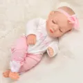 Detailansicht einer süßen Reborn Babypuppe in rosa Outfit mit Schleife auf weißem Fell. - Rosa Weißer Strampler / 10-Zoll-Puppenkleidung (Puppe nicht enthalten)