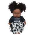 Nahaufnahme Detail einer süßen 8-Zoll schwarzen Babypuppe mit lockigem Haar und Kuhmuster. - 8-Zoll-Vinylpuppen / Schwarz und Weiß Kuh Outfit