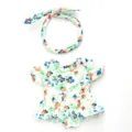 Sommer Strampler und passendes Stirnband im Detail für 18-Zoll-Puppen mit Blumenmuster. - 18 Zoll / Korallen Floral Strampler (Q18-714)