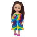 Nahaufnahme der 14-Zoll-Vinylpuppe mit braunen Haaren, buntem Batik-Kleid und rosa Schuhen. - Buntes Batik-Kleid-Stil (Q14-172C-032) / 14-Zoll-Puppen
