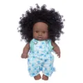 8 Zoll Reborn schwarze Babypuppe mit lockigem Haar und Blumen-Latzhose, süßes Vinylspielzeug. - 8-Zoll-Vinylpuppen / Kleines Florales Blau Grünes Outfit